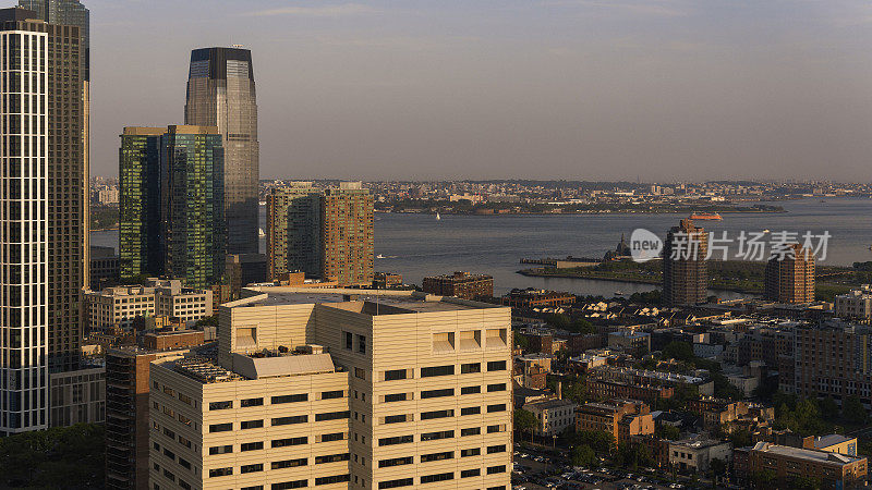 在泽西城市中心的Paulus Hook，可以看到自由州立公园和布鲁克林的晚景。